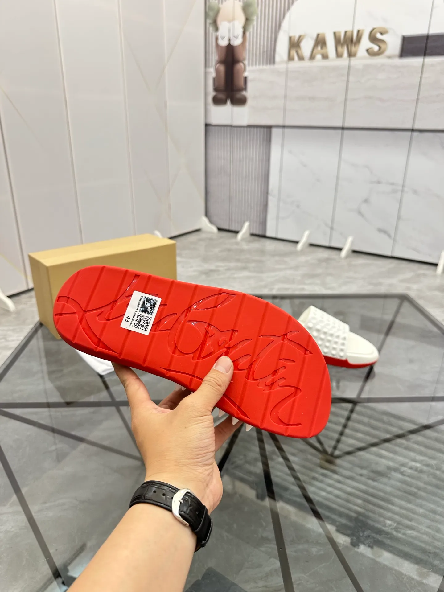 Men's shoes: 💰P300¥ Product trademark: CL red-soled shoes* "CL*" slippers Regular size: 38-44 (men's 45.46 can be customized) Product materials: imported cowhide upper, professional 5D craftsmanship, high-end rivets, sheepskin lining, original outsole. Number: 789